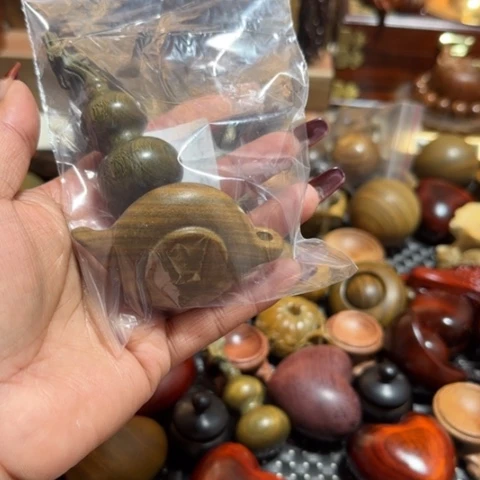 维腊木（绿檀）草**图