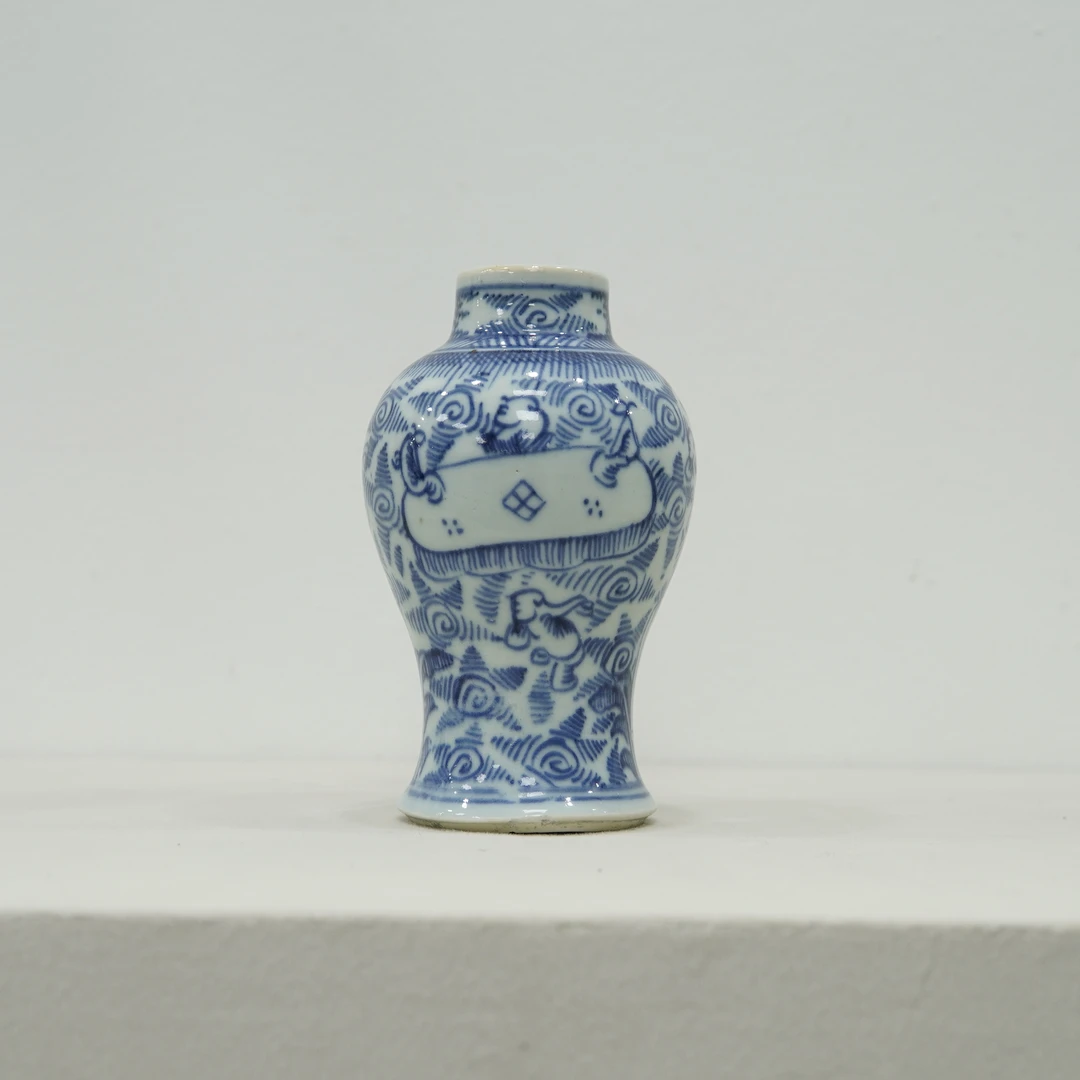 XG00107青花线描对弈图鸡腿瓶