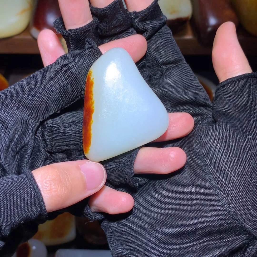 休***人和田玉未镶嵌颈饰