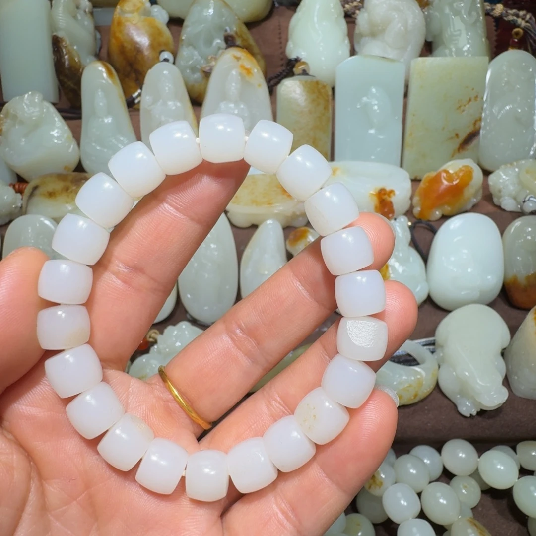 奕***辰和田玉未镶嵌手串