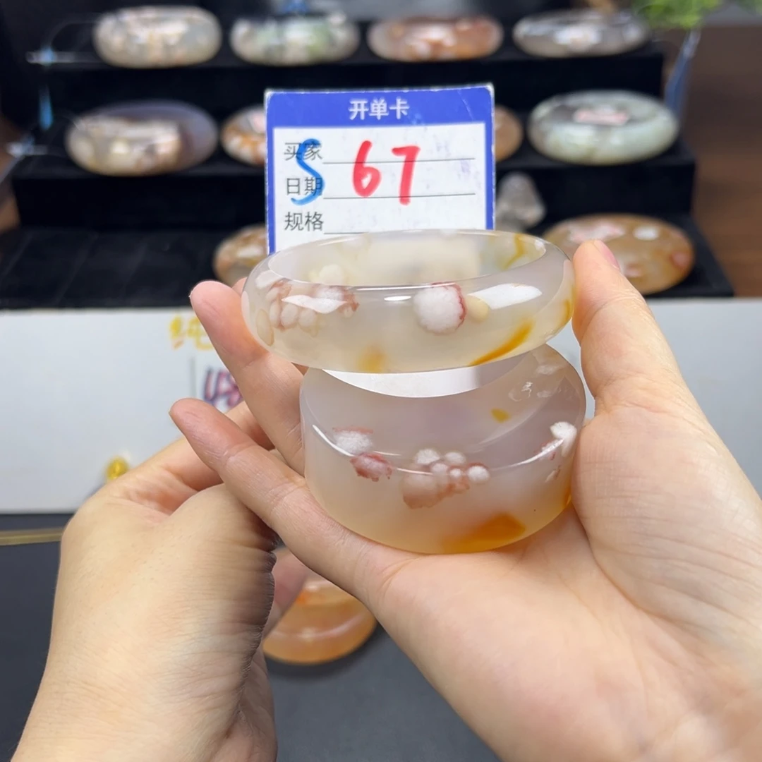 周****未镶嵌手镯石英质玉