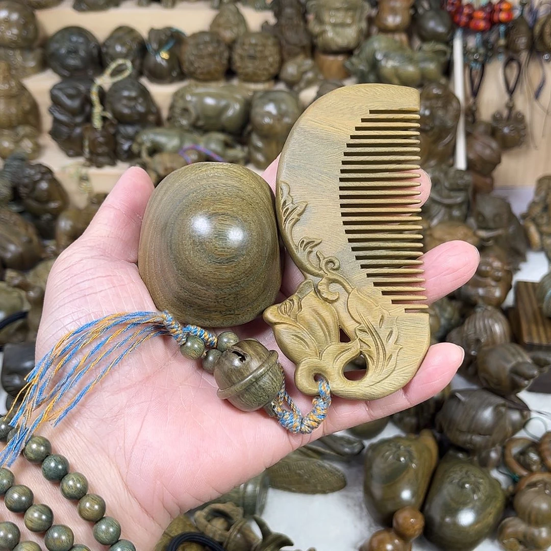 整***梦维腊木（绿檀）梳子、铃铛和富甲
