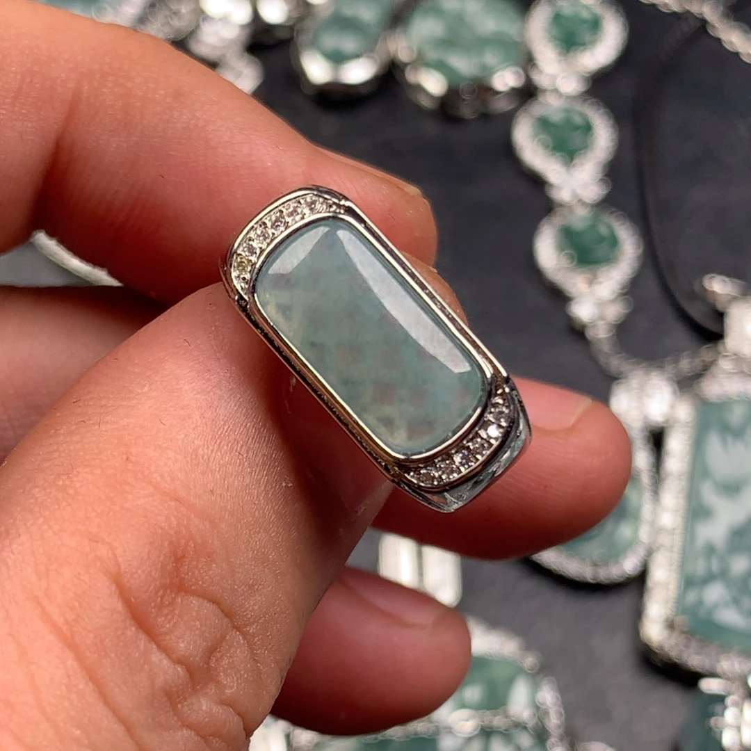 翡翠未镶嵌颈饰马鞍戒指