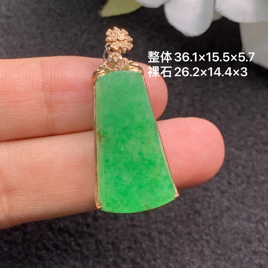18k金镶嵌天然缅甸翡翠阳绿无事牌吊坠36.1×15.5×5.7/26.2×14.4×3