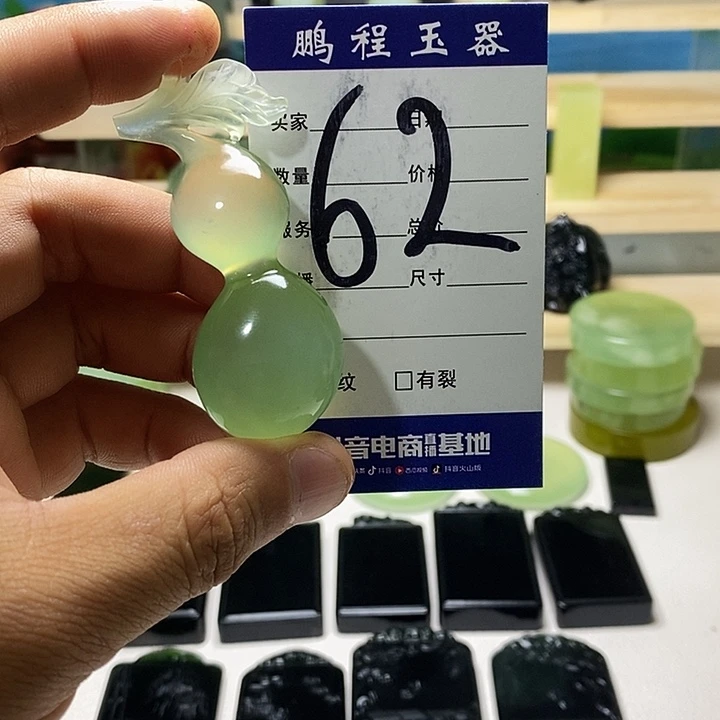 岫玉未镶嵌手把件绿*