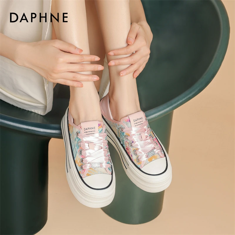 达芙妮春季透气小众运动板鞋低帮女士潮流厚底时尚百搭拼色休闲鞋