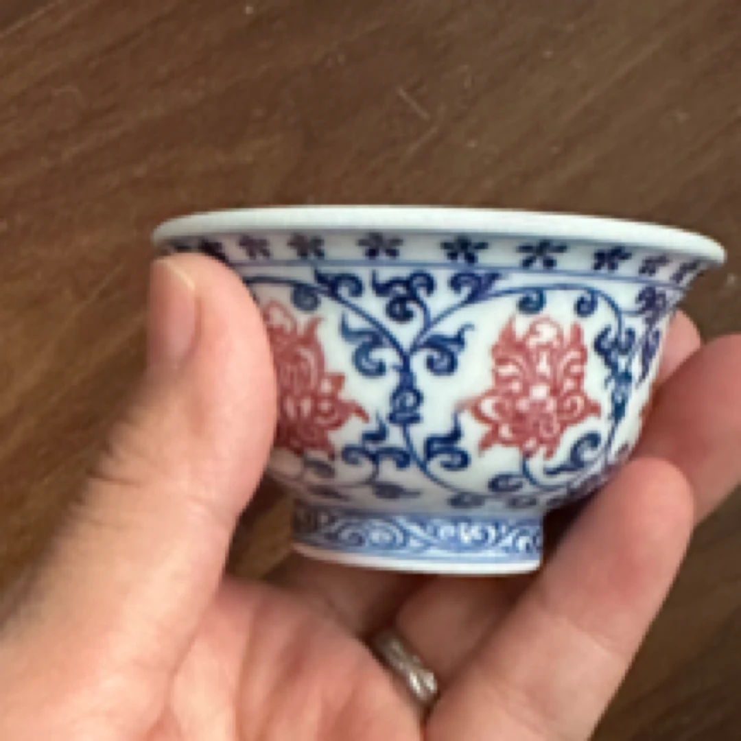 阅贤斋缠枝莲釉里红小小压手杯微瑕