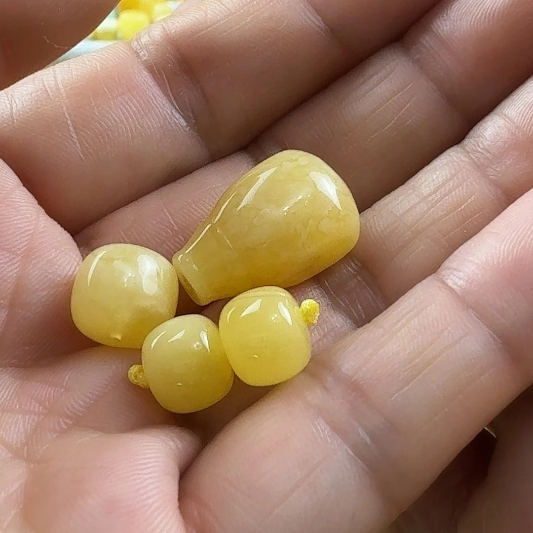 辞***.蜜蜡未镶嵌裸石50