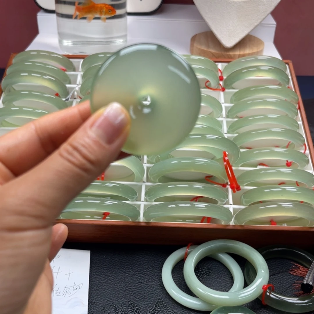 蛇纹石玉未镶嵌颈饰李*花