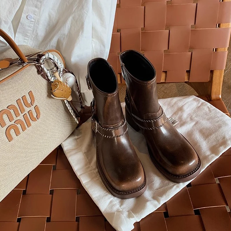 QC葡萄妈新款复古擦色皮带扣做旧粗跟机车英伦风短靴子女秋冬短筒