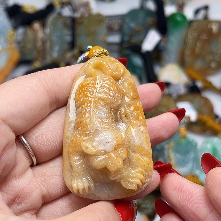 翡翠未镶嵌颈饰下山虎