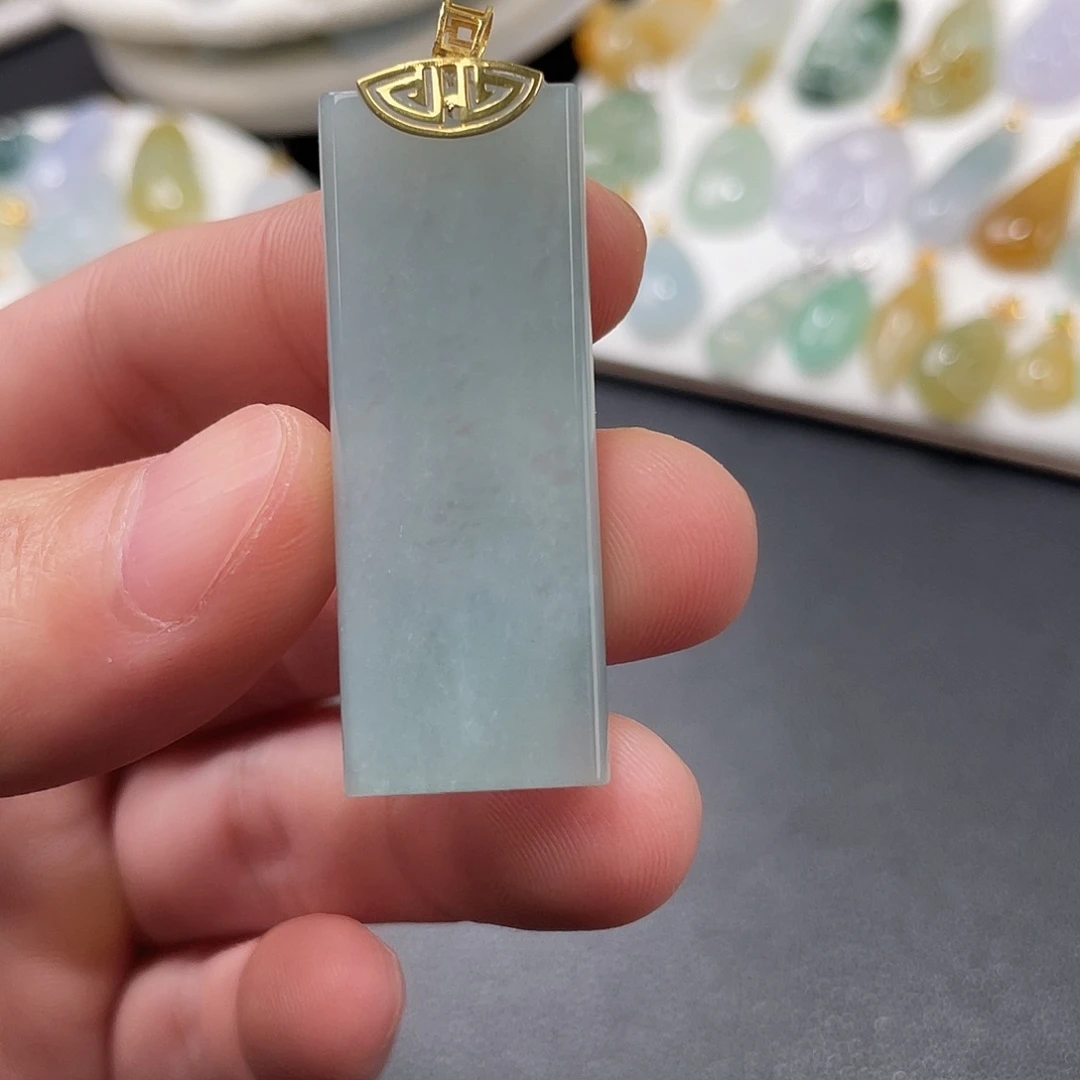 翡翠18K金镶嵌颈饰无事牌