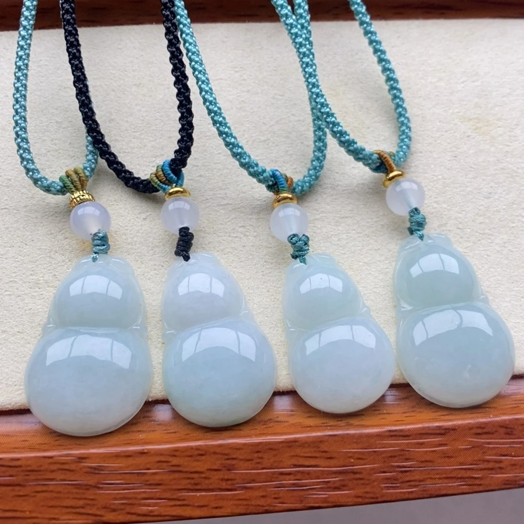 翡翠未镶嵌颈饰发其一