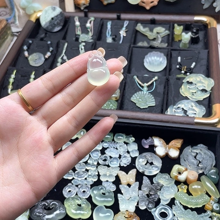 蛇纹石玉未镶嵌颈饰