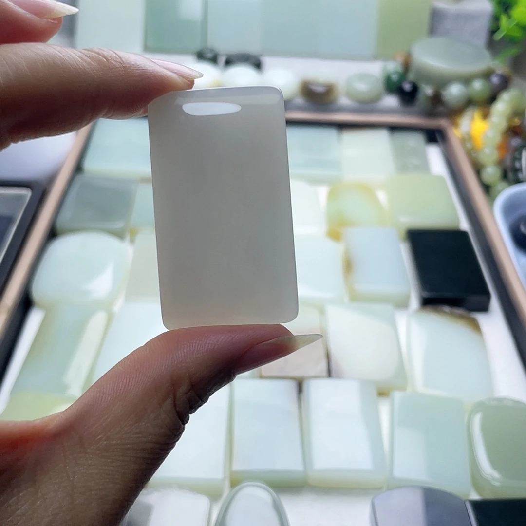 颈饰未镶嵌和田玉（糖玉）