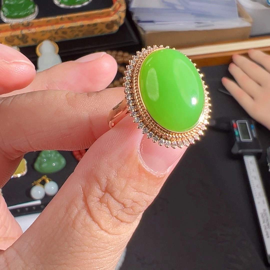 和田玉（碧玉）戒指18K金镶嵌乌兰乌德苹果绿蛋面戒指