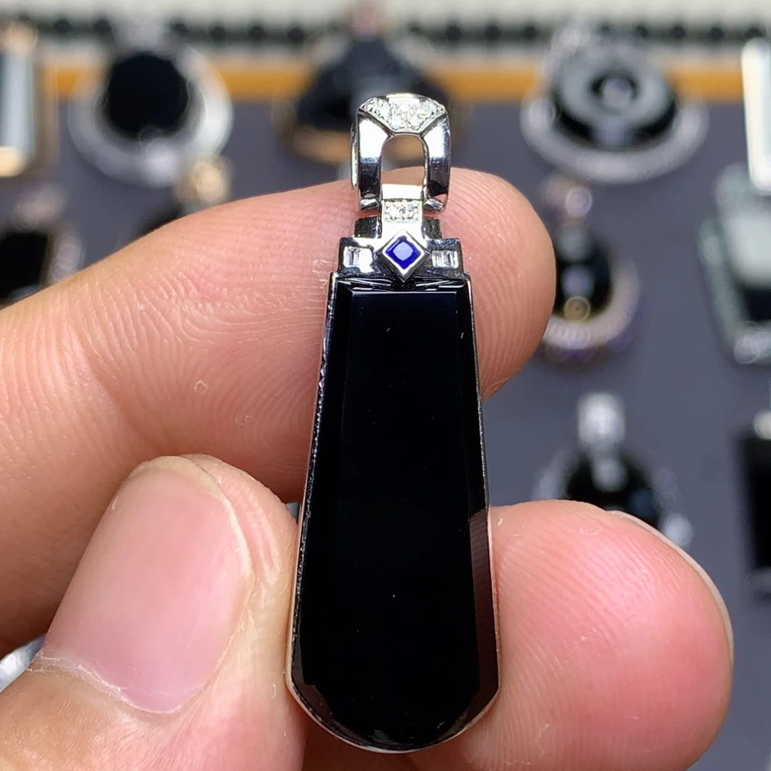 颈饰18K金镶嵌翡翠墨翠无事牌