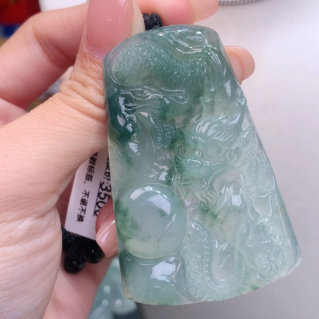 颈饰18K金镶嵌翡翠飘花大龙牌