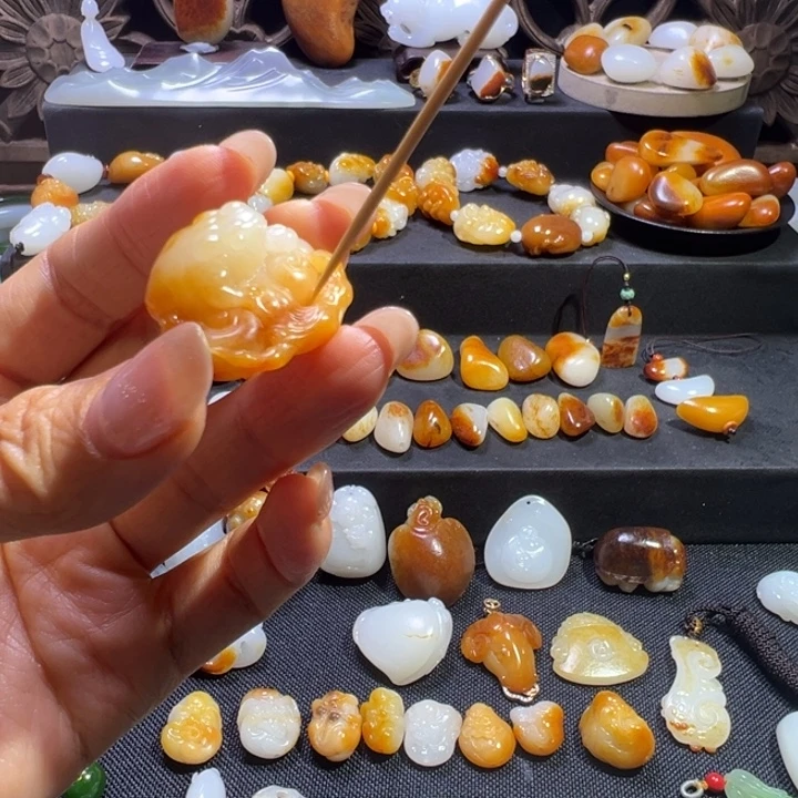 天***鱼和田玉未镶嵌颈饰