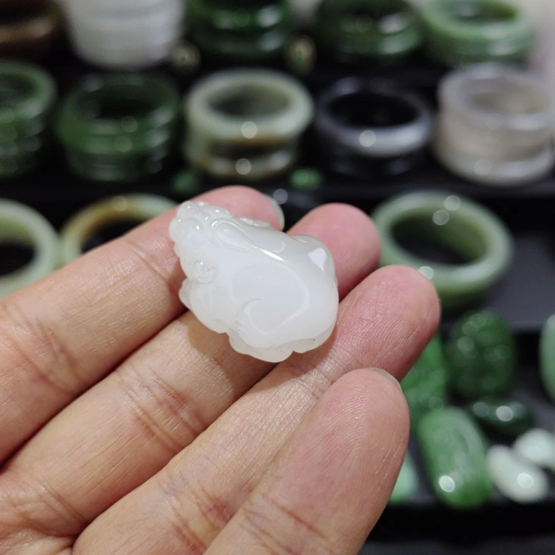 和田玉未镶嵌吊坠(赠链)