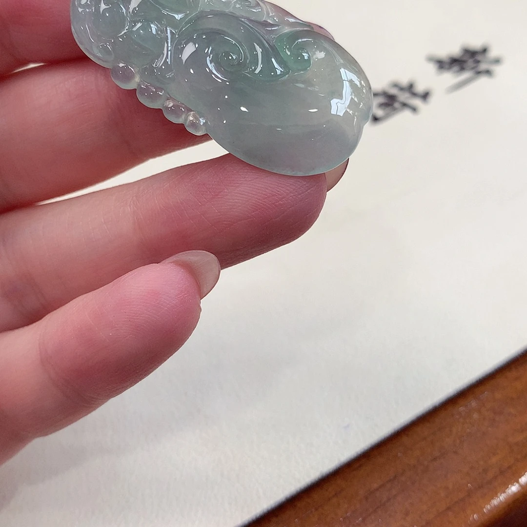 翡翠18K金镶嵌颈饰吊坠