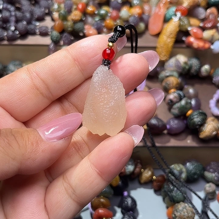 阿拉善彩玛瑙吊坠