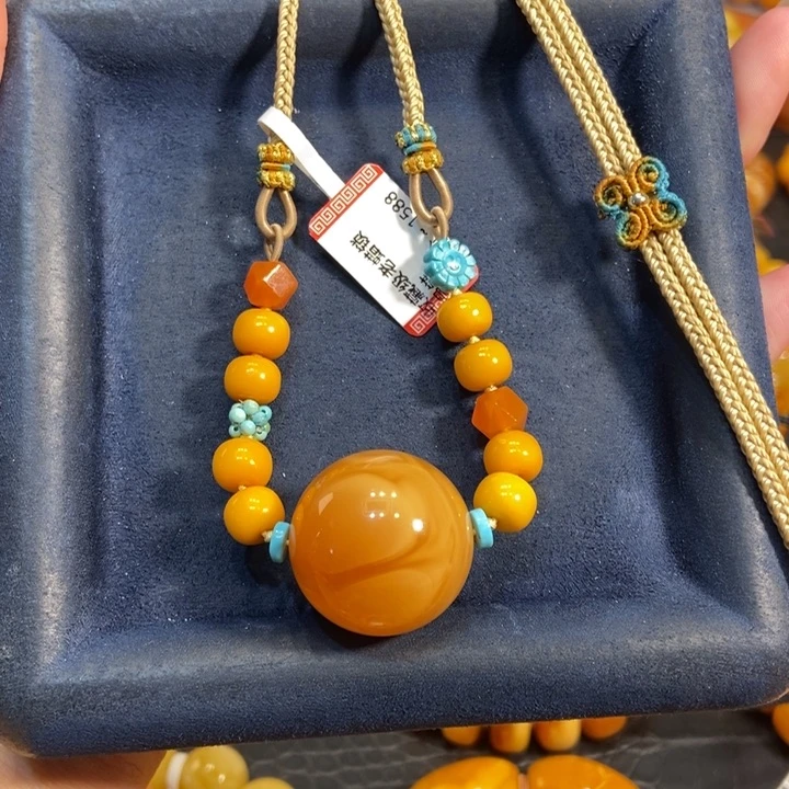 蜜蜡颈饰未镶嵌红**己蜜蜡