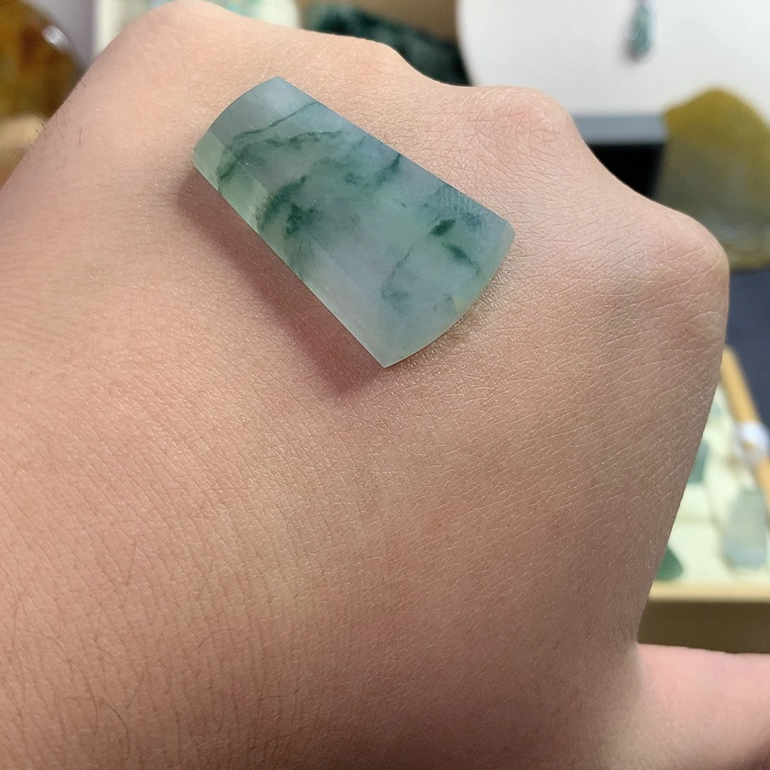 翡翠未镶嵌颈饰无事牌