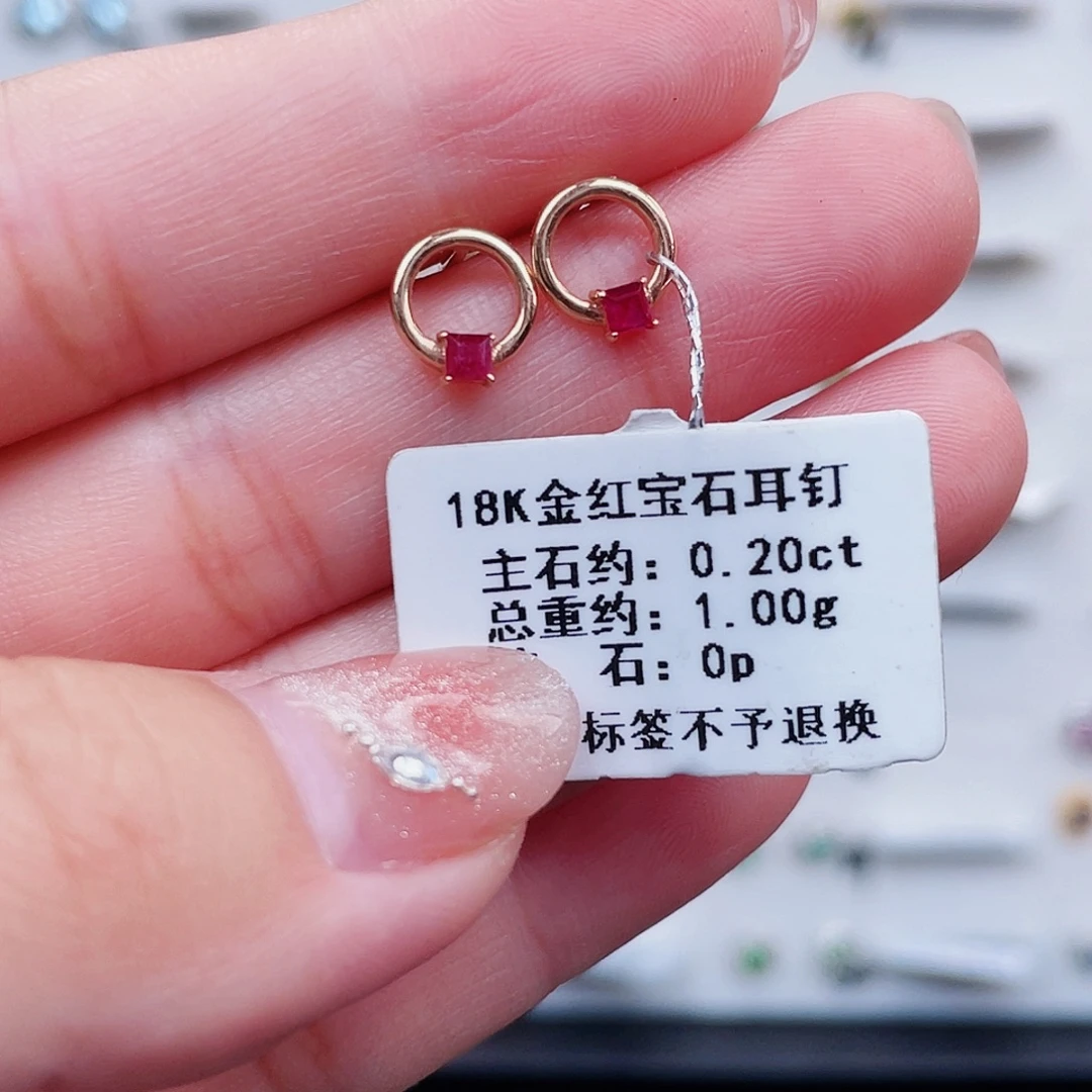 18K金镶嵌耳饰红宝石
