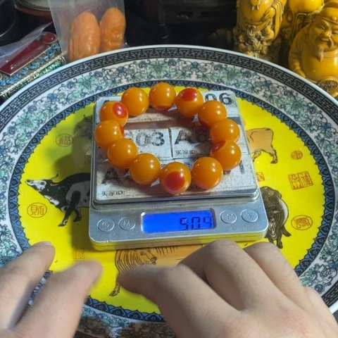 瓷片寻呼台的一个小女孩在一个