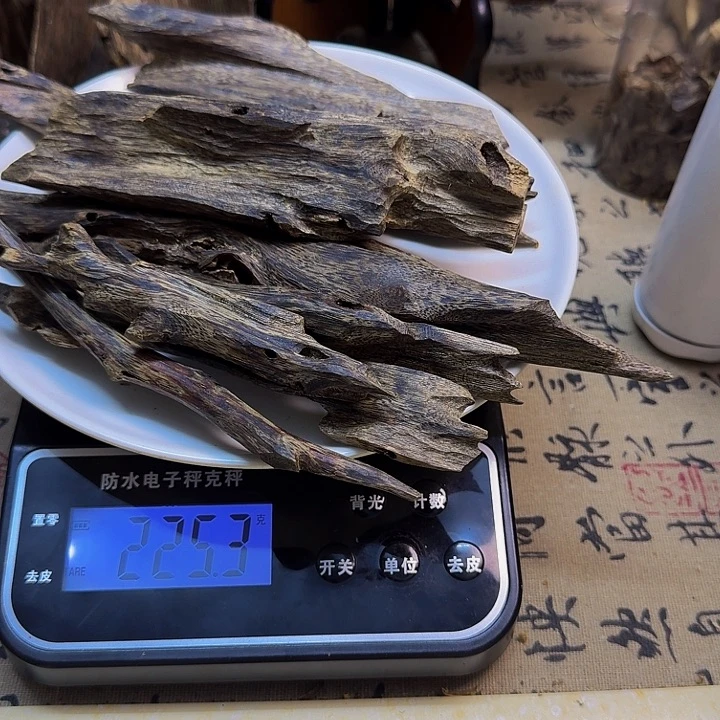 用***9绿奇楠金沙叶虫漏225克