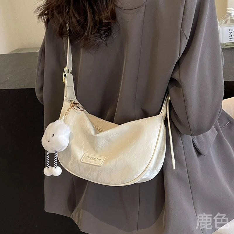 今年流行小包包女2025新款休闲上班通勤单肩包春夏百搭斜挎饺子包