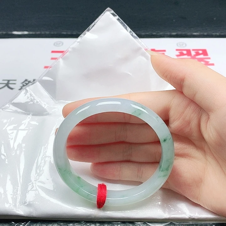 翡翠手镯（贵妃镯）未镶嵌56圈
