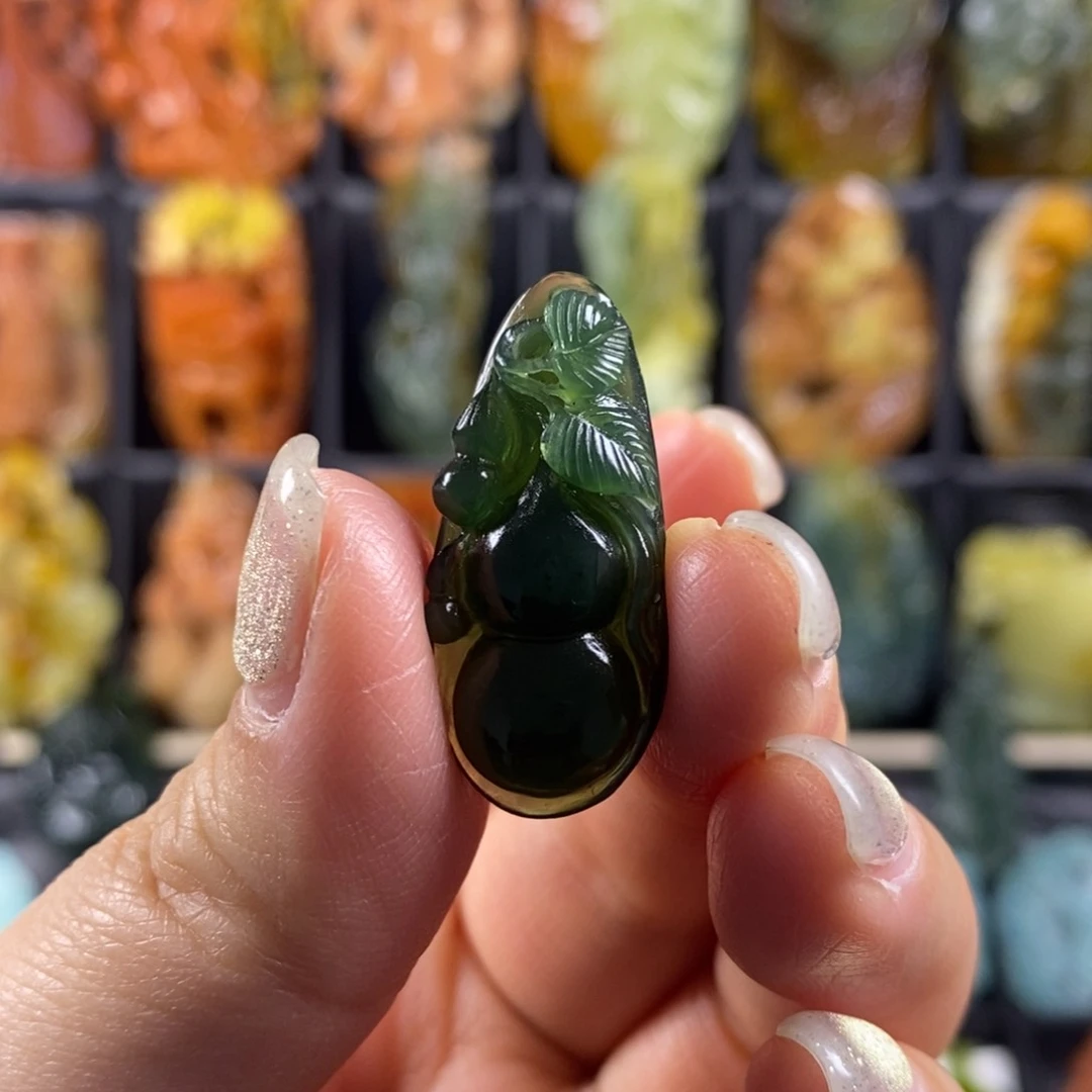 蛇纹石玉颈饰合金