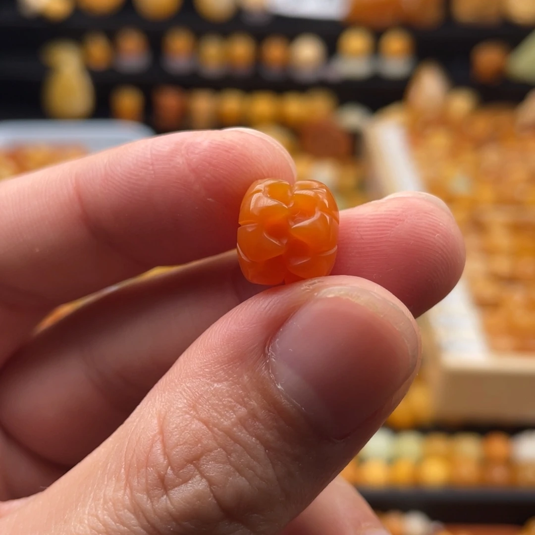雨***边石英质玉（缅黄）未镶嵌颈饰