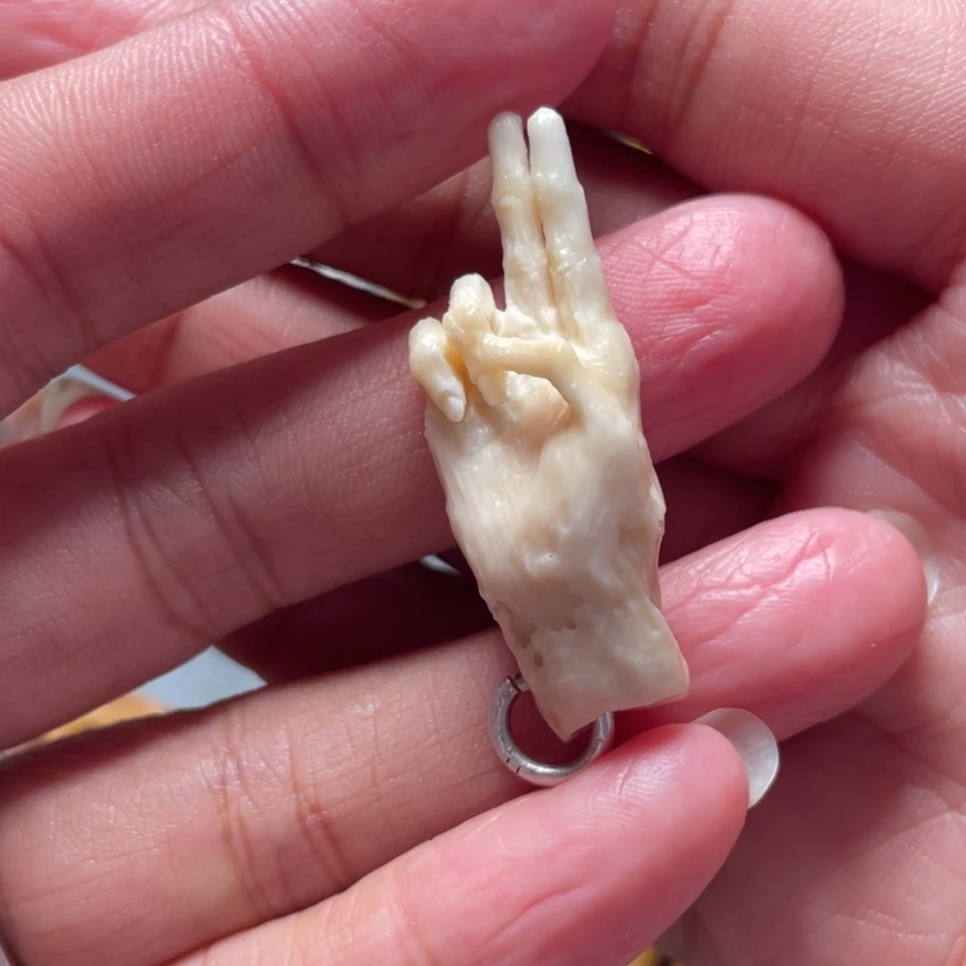 手工雕刻手一个的