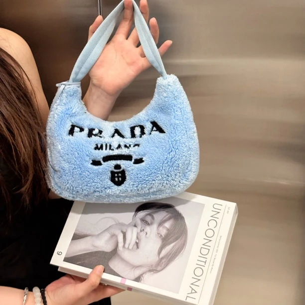 95新 Prada/普拉达 蓝色毛绒单肩hobo包时尚百搭出行必备
