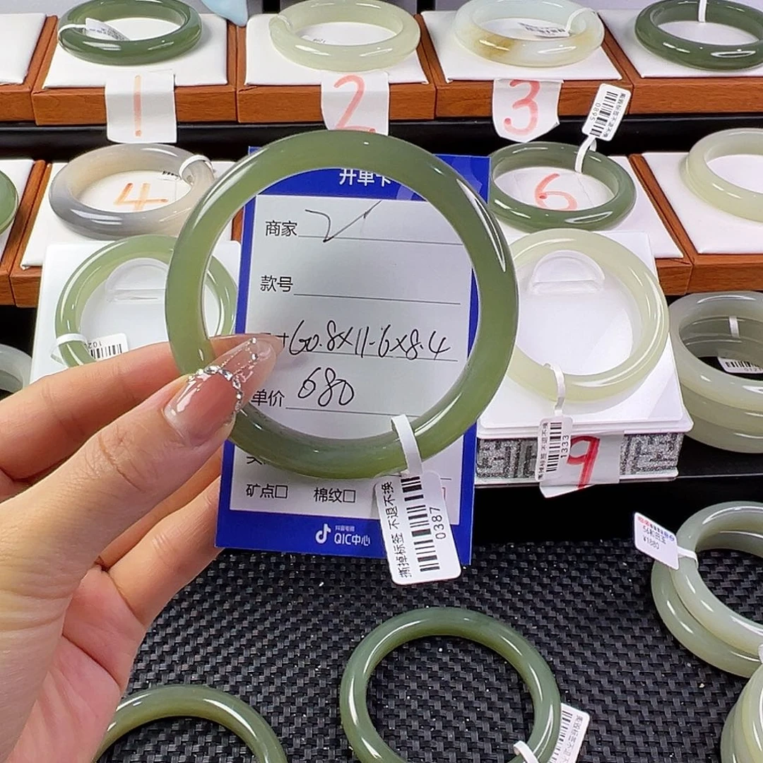 *****和田玉手镯未镶嵌