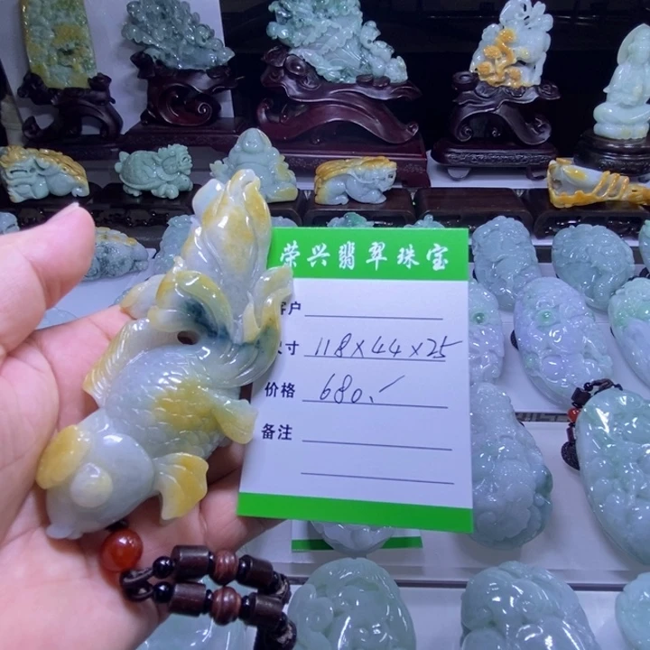 翡翠未镶嵌颈饰鱼小摆件