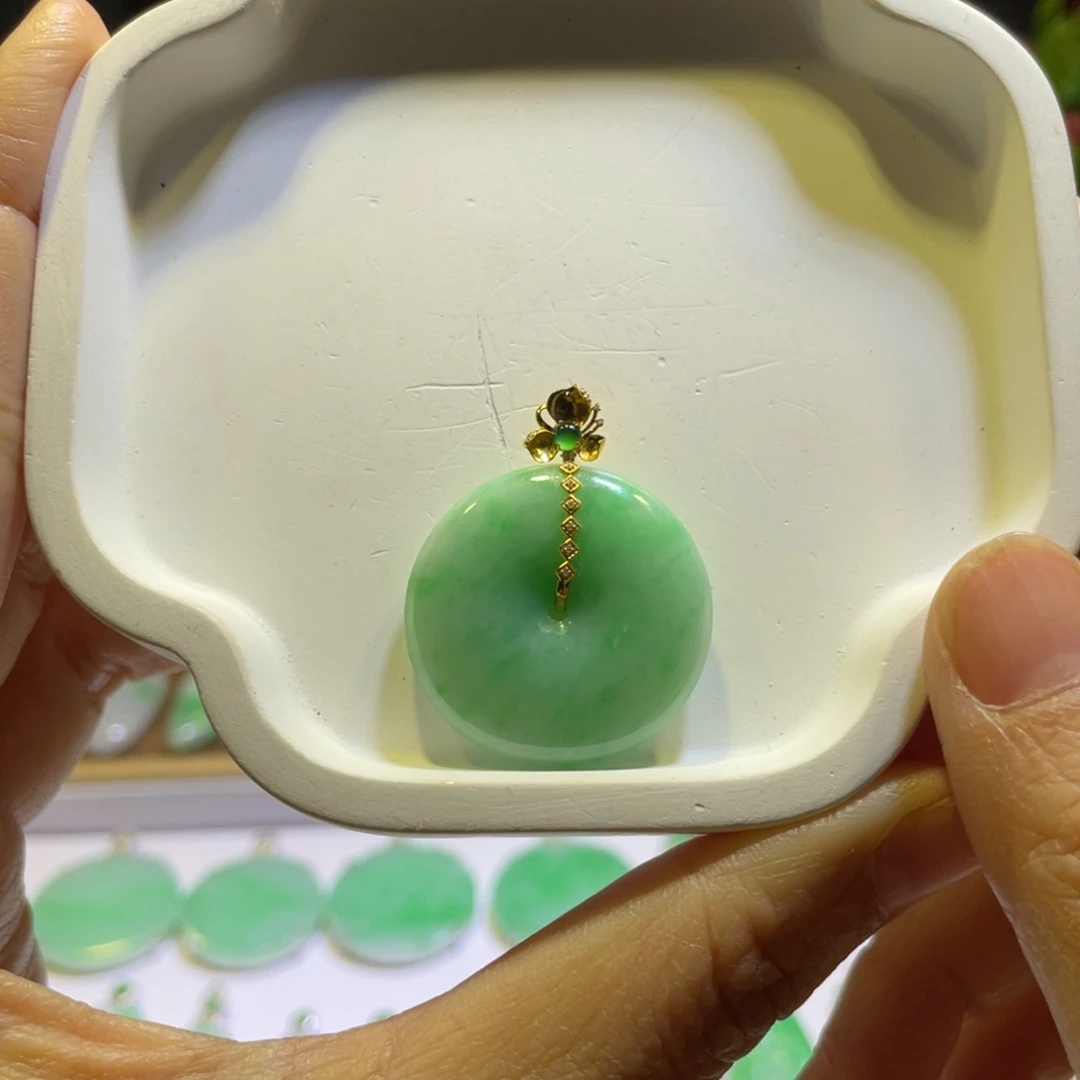 翡翠未镶嵌颈饰扣子