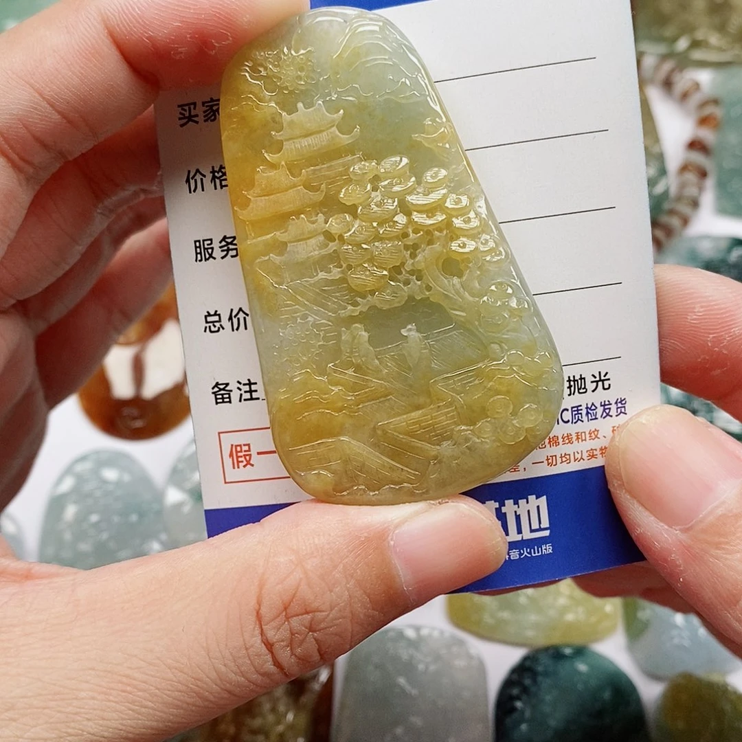 翡翠未镶嵌颈饰山水