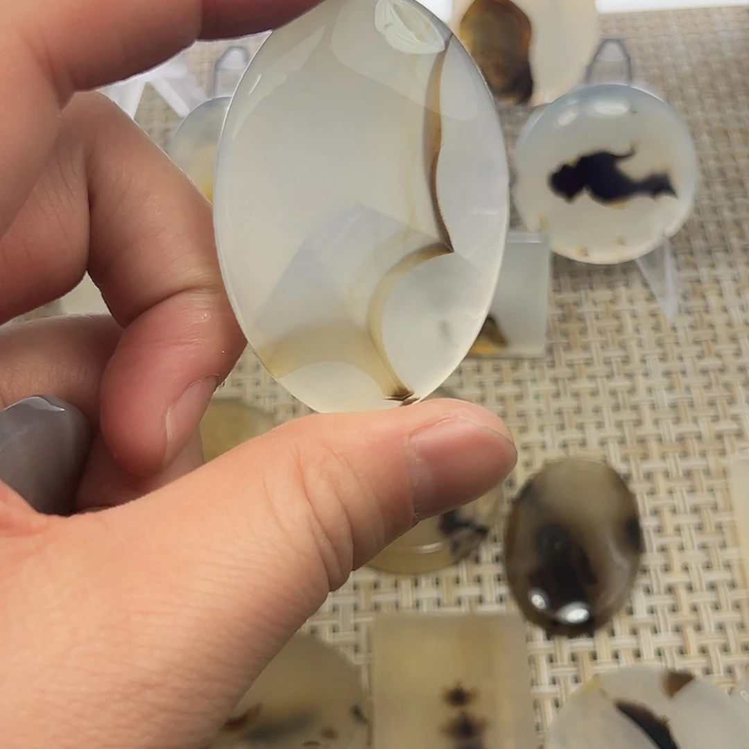 乔***表玛瑙/玉髓未镶嵌颈饰