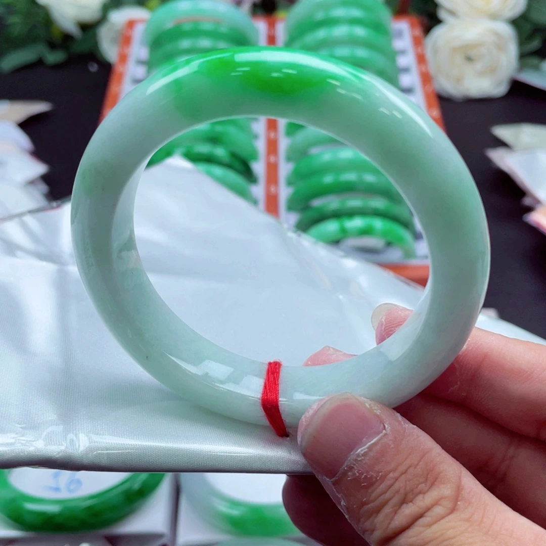 翡翠手镯未镶嵌翡翠