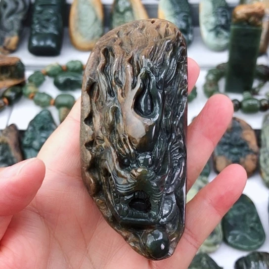 未镶嵌岫岩河磨玉（透闪石质玉）把件