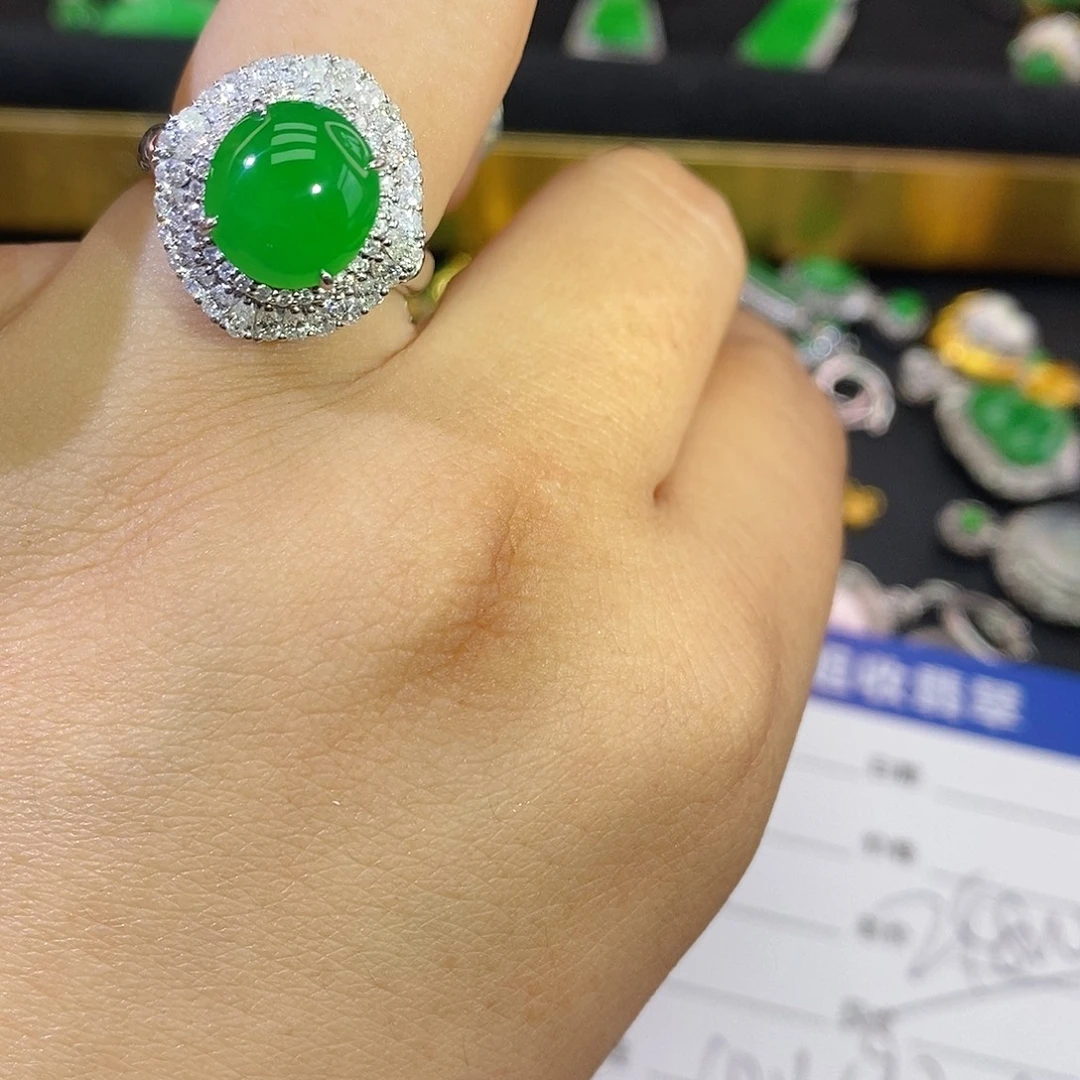 颈饰18K金镶嵌翡翠