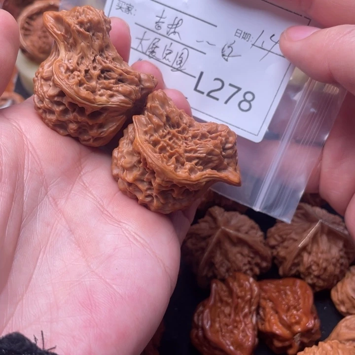 吉***字桃核把件大展宏图