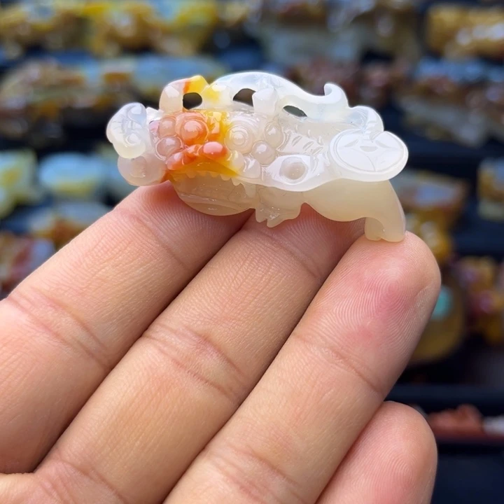 石英质玉（黄龙玉）未镶嵌颈饰