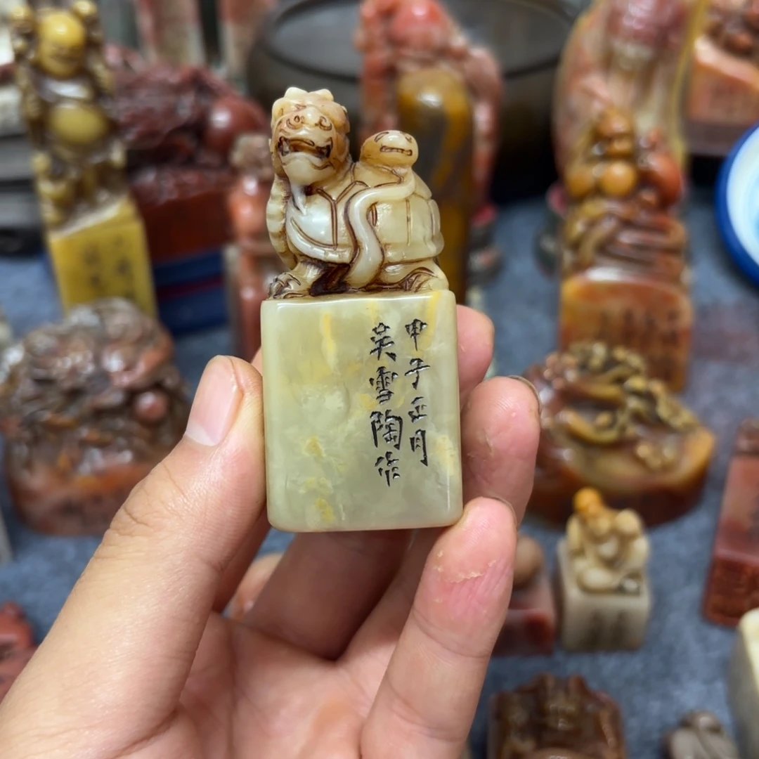 张***家寿山石印石桌面摆件