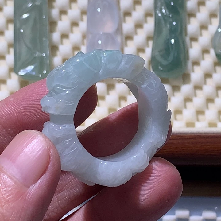 翡翠未镶嵌颈饰龙扳指