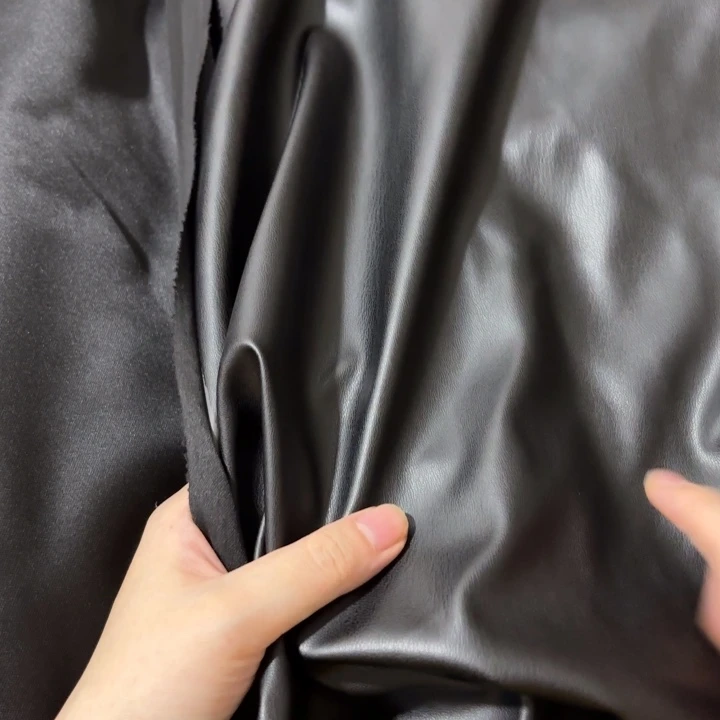 混纺黑色针织底软皮1米。